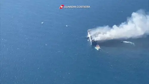 "Ci sono dispersi". Giallo sul traghetto Euroferry Olympia in fiamme