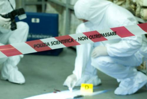 Feti e resti umani in barili industriali: scoperta choc a Bologna