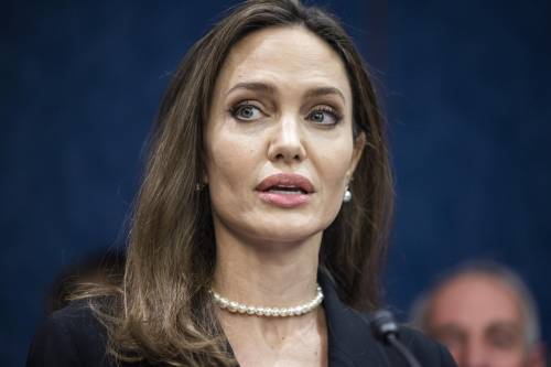 "Lavorerò in modo diverso". Angelina Jolie si dimette da inviata Onu