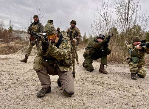 "Minacce e abusi", scandalo nella legione straniera che combatte per Kiev