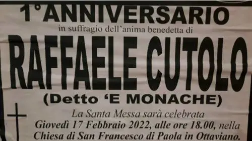  È polemica per i manifesti funebri affissi a un anno dalla morte del boss Cutolo
