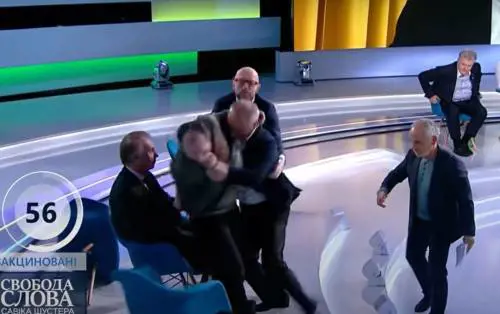 Lo scontro Mosca-Kiev finisce in Tv: rissa tra il giornalista e il politico filorusso