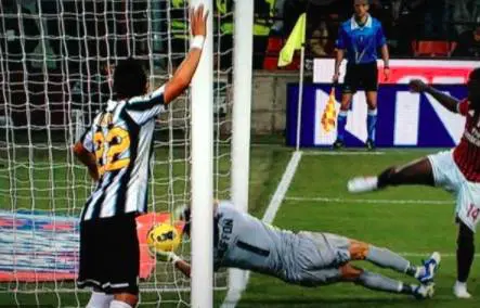 Il gol "fantasma" di Muntari alla Juventus
