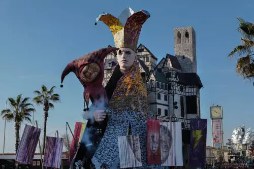 Viareggio, dietro ai carri di Carnevale un universo