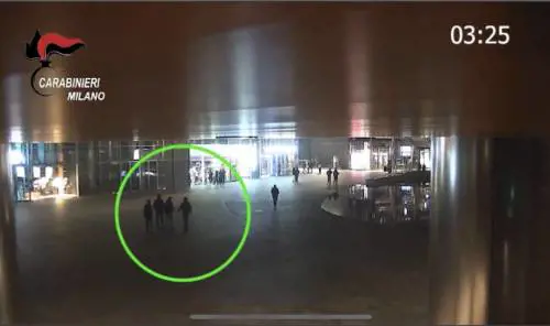 Ecco le immagini del weekend violento di Milano: cosa fanno gli aggressori