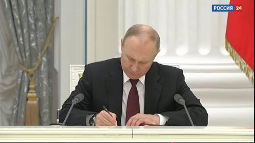 "L'Ucraina fa parte dell'impero russo". Putin firma in diretta e annette il Donbass (per salvarsi in patria)