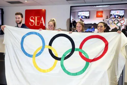 Abbiamo la bandiera olimpica. Ora non ci resta che... Giocare