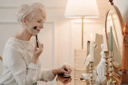 Trucco a 60 anni, come nascondere le rughe del collo