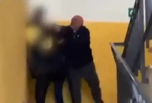 "Schiaffi a un alunno". Bidello perde il controllo in un liceo di Napoli