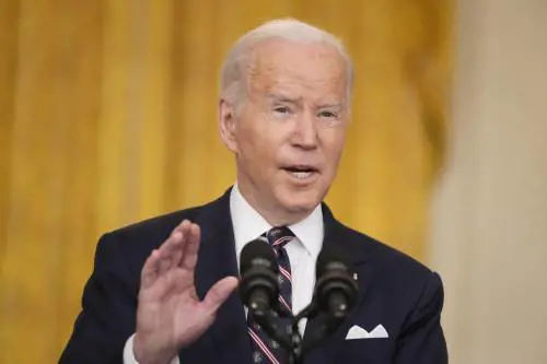 Biden sfida Putin: "Altre truppe in Europa. Ora sanzioni durissime"