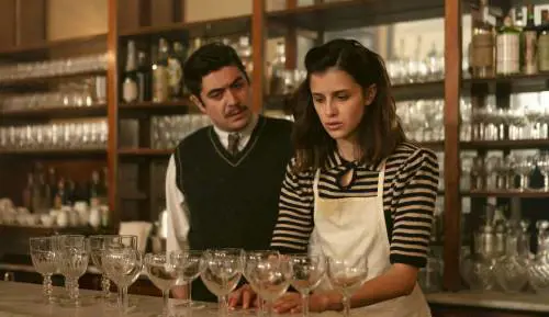 Dalla vetrina sulla città entra "l'ombra del giorno"