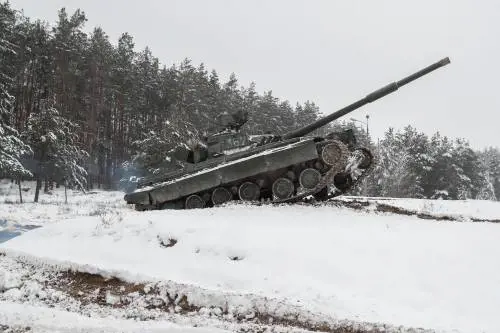 Blindati al confine e eco delle cannonate: “Lo scontro sarà per Mariupol” 
