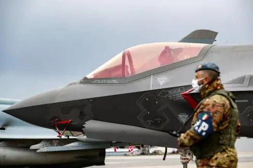 Più militari Nato al confine con la Russia: ecco cosa farà l'Italia