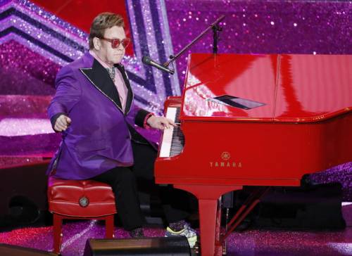 Il guasto in volo, poi l'atterraggio di emergenza: cos'è successo al jet di Elton John