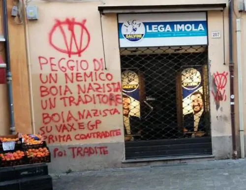 "Peggio di un boia nazista". Raid no-vax contro la Lega a Imola