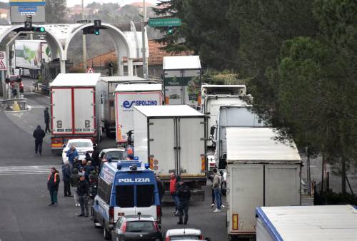 La protesta dei "tir lumaca" blocca l'Italia. "Carburante troppo caro per poter lavorare"