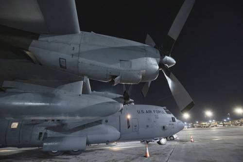 Aerei schierati sul fianco est: ora si muove la Nato