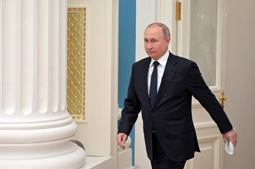 Ora Putin invoca il golpe: "L'esercito prenda il potere. Accordi? Non con dei nazi"