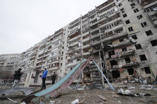 "Noi lavoriamo per costruire...". Quel dolore davanti alle case devastate in Ucraina