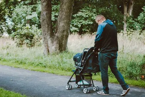 Lancia una sigaretta nel passeggino: e la bimba resta ustionata