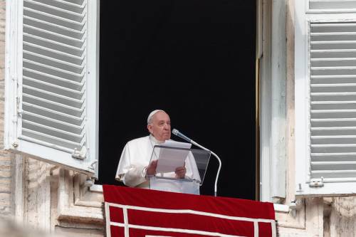 Papa Francesco dall'ambasciatore su un'utilitaria "Sono addolorato e angosciato"