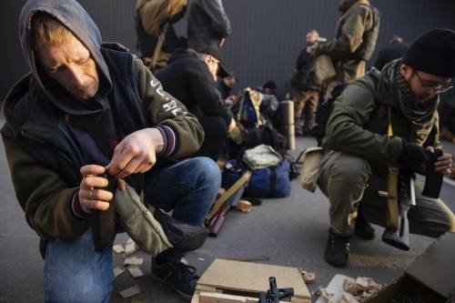 Kiev, si combatte in strada. "Respinto primo attacco russo". E Zelensky resta nella capitale