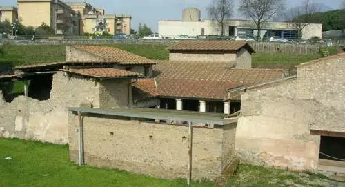 Scavi dei tombaroli, trovate medicine e siringhe