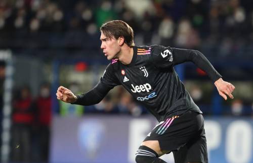 Vlahovic torna a Firenze tra fischi e appelli di pace