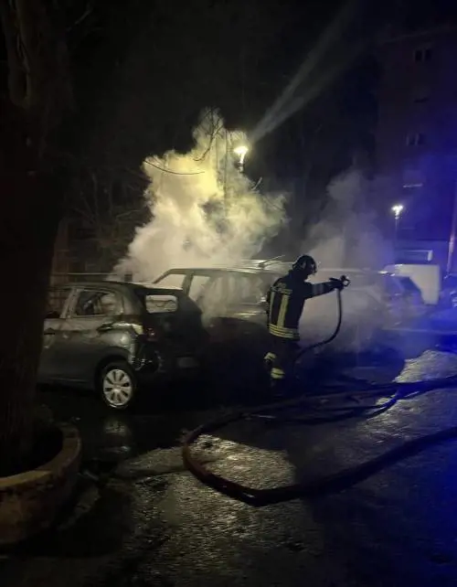 A fuoco l'auto di una giornalista del Tg1. Indagano i carabinieri
