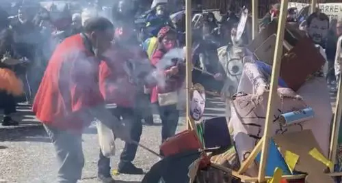 Il gesto choc della ong: bruciata la maschera di Salvini