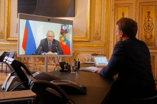 "Parliamone...", "Ora sono in palestra". La telefonata di Macron a Putin prima della guerra