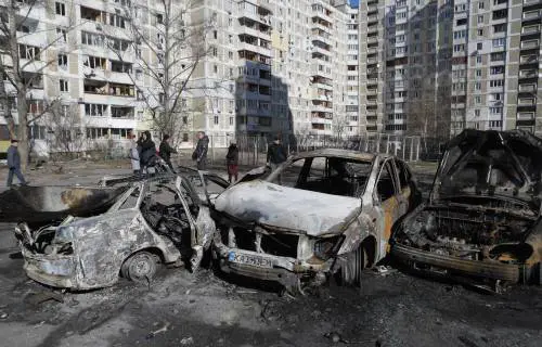 Primo round di colloqui ma la guerra continua. Mosca chiede la Crimea e un'Ucraina neutrale