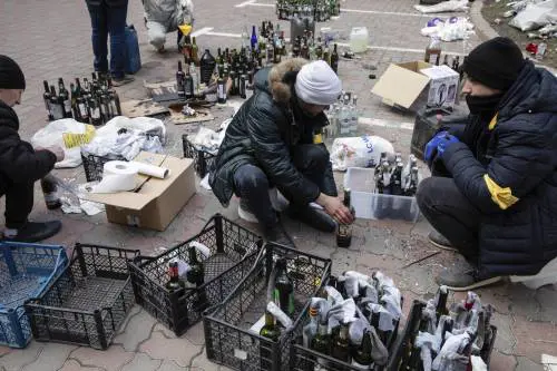 I ragazzi di Kiev tra kalashnikov e molotov in strada. "Pronti a morire"