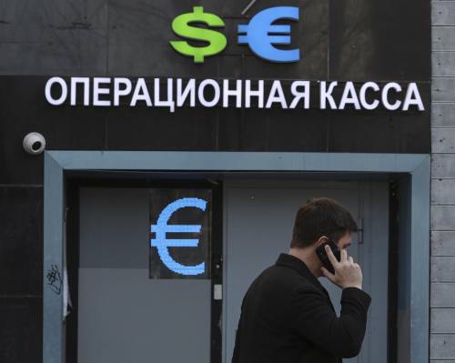 Sanzioni, Mosca colpita: banche senza contanti, Borsa chiusa e rublo -30%