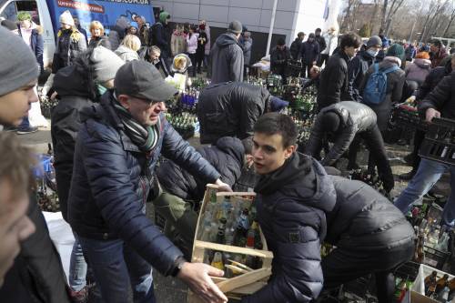 I ragazzi di Kiev tra kalashnikov e molotov in strada: “Pronti a morire”