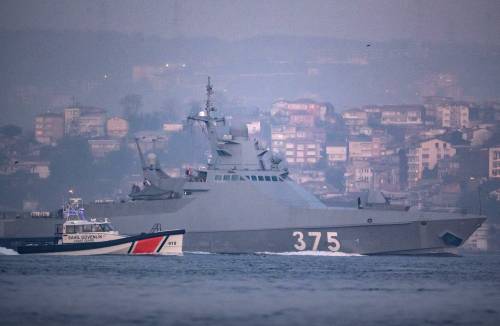 "Non passano dal Bosforo". La Turchia blocca le navi donate da Londra all'Ucraina