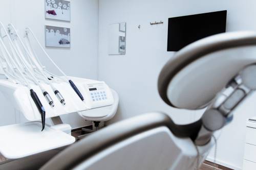È boom di falsi dentisti: a cosa fare attenzione quando scegliete da chi farvi curare