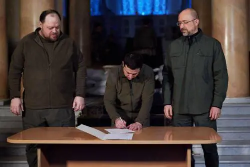 Conte invidia il tavolo di Zelensky, l'utero di Tiziano Ferro e Mosca: quindi, oggi...