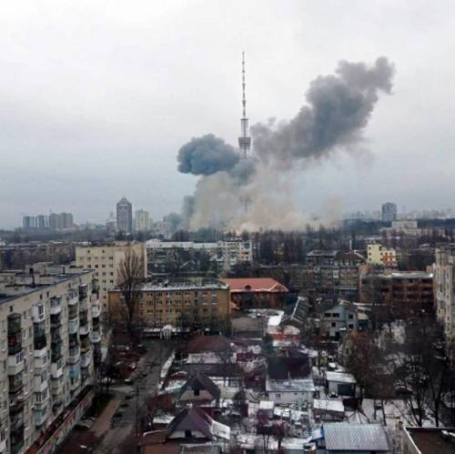 Kiev, pioggia di missili: memoriale della Shoah e la torre tv nel mirino. Caccia ai "sabotatori" strada per strada