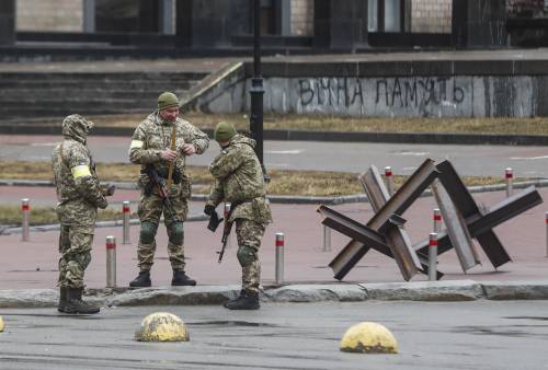 Kiev, pioggia di missili. Caccia ai "sabotatori" strada per strada