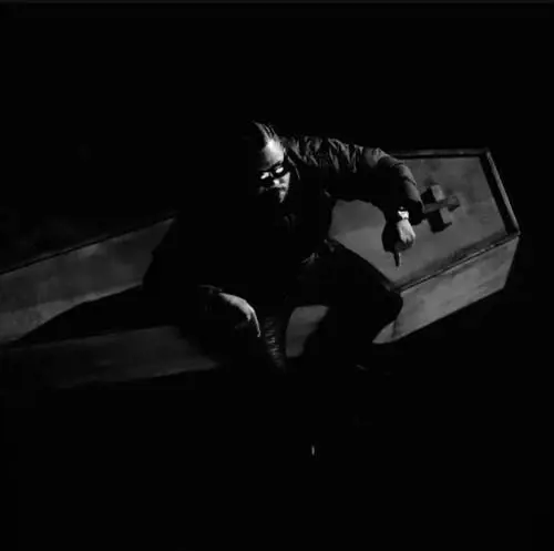 Kanye West fuori controllo: nell'ultimo videoclip "seppellisce" il suo rivale in amore