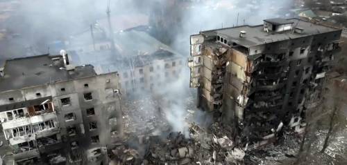 L'aviazione di Putin colpisce a tappeto, l'artiglieria assedia la Capitale. A Kharkiv è strage