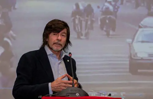Bugno travolto da una moto mentre attraversa la strada