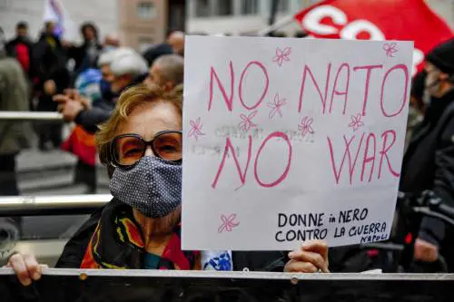 La sinistra sdogana il "pacifismo col mitra"