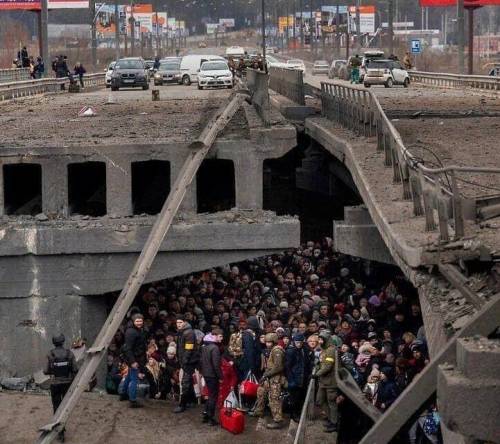 Evacuazione a Mariupol. Ma i russi entrano in città