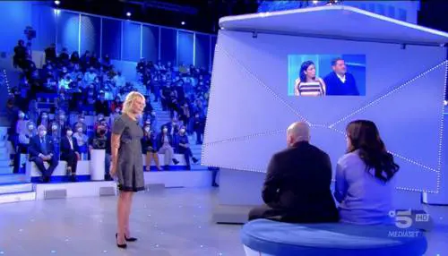 "Direi basta...". E Maria De Filippi chiude la busta 