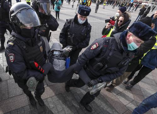 Adesivi gialli sulle porte di Mosca: scatta la caccia al "traditore"