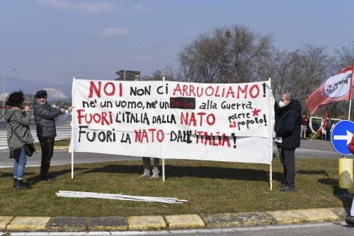 E i "pacifisti" assediano la base della Nato