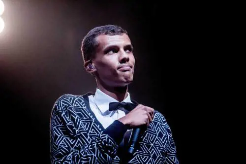 Ritorna Stromae. "Avevo bisogno di una vita da marito e papà"