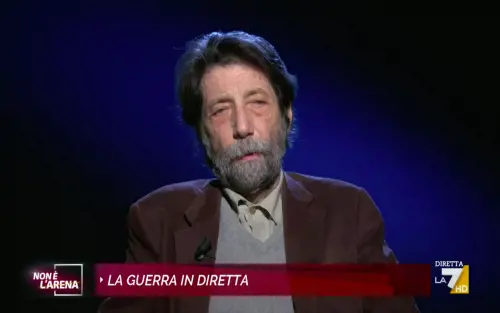 "Non parlo con questo idiota". La domanda che fa infuriare Cacciari